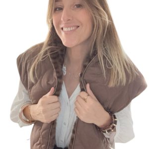 Veste imitation fourrure réversible: un côté en fourrure léopard, un côté matelassé marron
