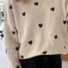 Pull oversize de couleur beige avec broderies coeurs de couleur marron Taille unique: du 34 au 40 (petit 42) 15% de laine - 50% de polyamide - 30% polyesthere - 5% elasthane