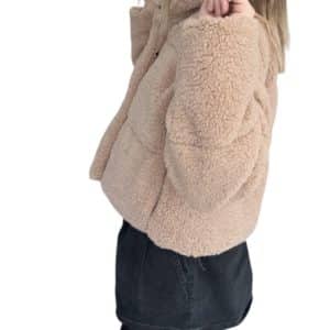 Veste courte et chaude en moumoute beige