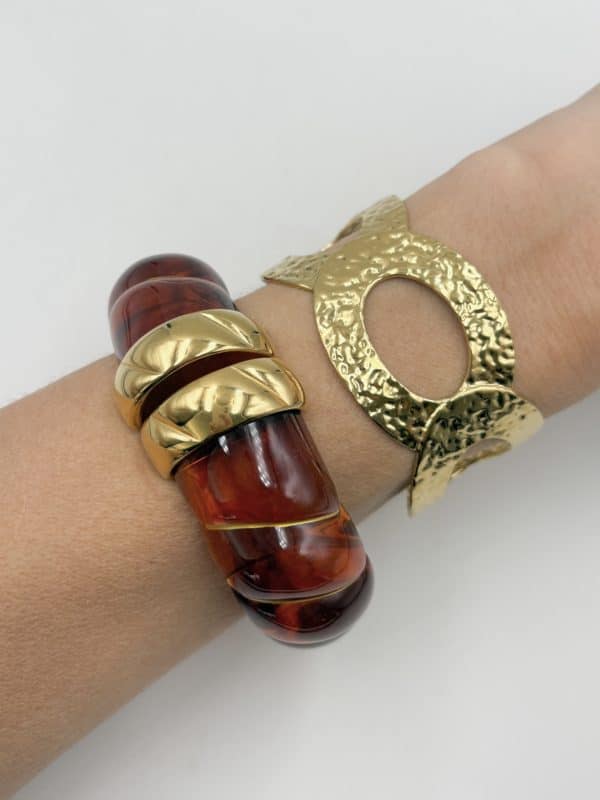 Bracelet torsadé de type jonc, manchette, en acier inoxydable et acétate de couleur ambre