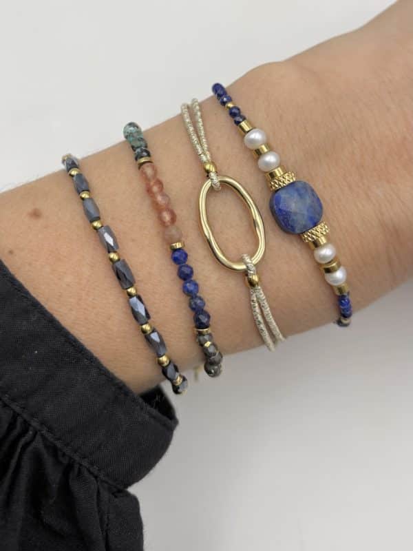 Bracelet monté sur élastique doré à noeuds coulants et petit pendentif rectangulaire