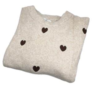 Pull oversize de couleur beige avec broderies coeurs de couleur marron Taille unique: du 34 au 40 (petit 42) 15% de laine - 50% de polyamide - 30% polyesthere - 5% elasthane