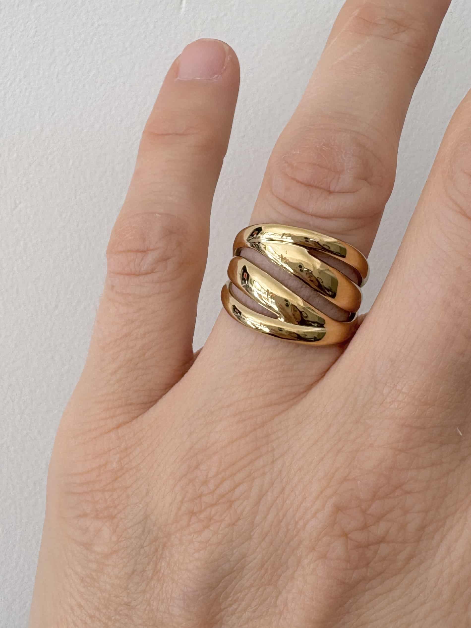 Bague en acier inoxydable large sur le doigt, chic et raffinée, dans un style très tendance