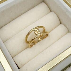 Bague fine composée de deux anneaux entrelacés en acier inoxydable de couleur or
