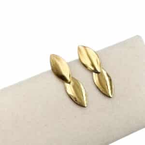 Boucles d’oreilles pendantes composées de deux breloques en forme de goutte