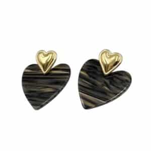 Boucles d'oreilles composées d'un coeur en acier inoxydable doré ainsi que d'un coeur en résine irisée et nacrée avec zèbrures dans les ton de beige et noir: look rock n roll assuré, on adore