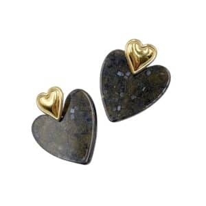 Boucles d'oreilles pendantes en acier inoxydable doré et résine de couleur - Bijou en acier inoxydable Boucles d'oreilles composées d'un coeur en acier inoxydable doré ainsi que d'un coeur en résine dans les tons de rose fuschia, beige et noir: look rock n roll assuré, on adore Notre site internet regorge de petites boucles d’oreilles à accumuler sans modération. Retrouvez tous nos modèles en cliquant ici Dimensions: Hauteur: 3,6 cm Largeur: 3 cm