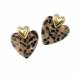Boucles d'oreilles composées d'un coeur en acier inoxydable doré ainsi que d'un coeur en résine irisée et nacrée imprimé léopard