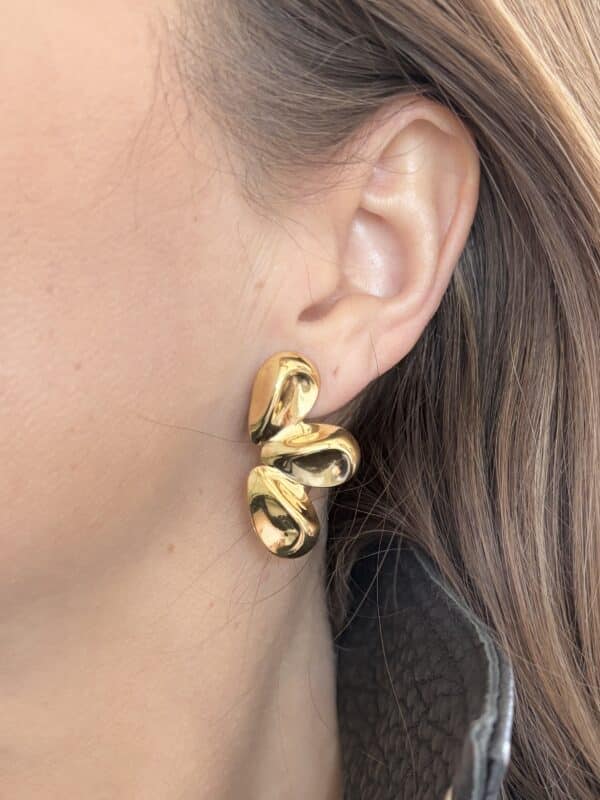 Boucles d’oreilles puces en acier inoxydable, chaque petite boucles représente une demie fleur