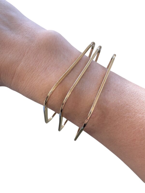 Bracelet jonc lisse et e forme carré de en acier inoxydable de couleur dorée – Bijou en acier inoxydable
