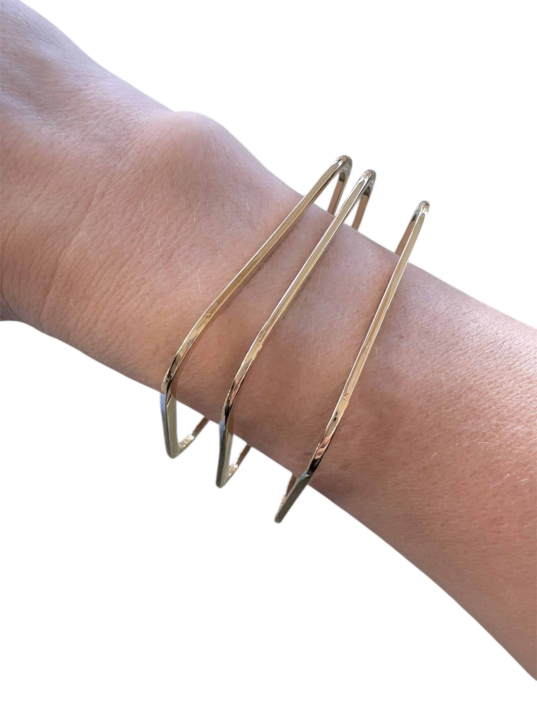 Bracelet jonc lisse et e forme carré de en acier inoxydable de couleur dorée – Bijou en acier inoxydable