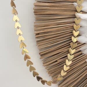 Collier à maillons XXL en acier inoxydable de couleur or et en forme de petits coeur griffés, ciselés