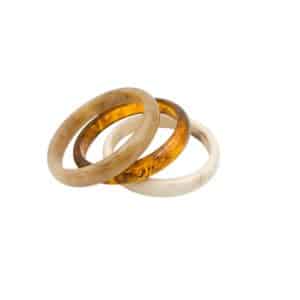 Lot de trois bracelets à enfiler en acétate de couleur beige ambre et  taupe
