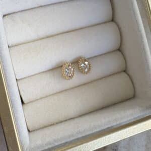 Puces d’oreilles ovales SISSI en acier inoxydable et zircons blancs