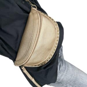 Sac banane clouté de couleur dorée accessoire de mode