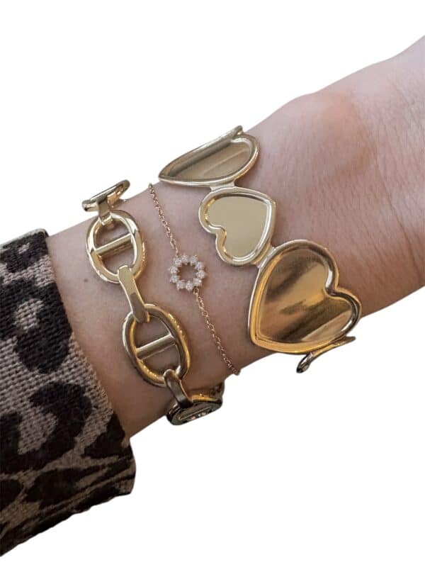 Bracelet jonc manchette en acier inoxydable doré composé d'une ribambelle de petit coeurs