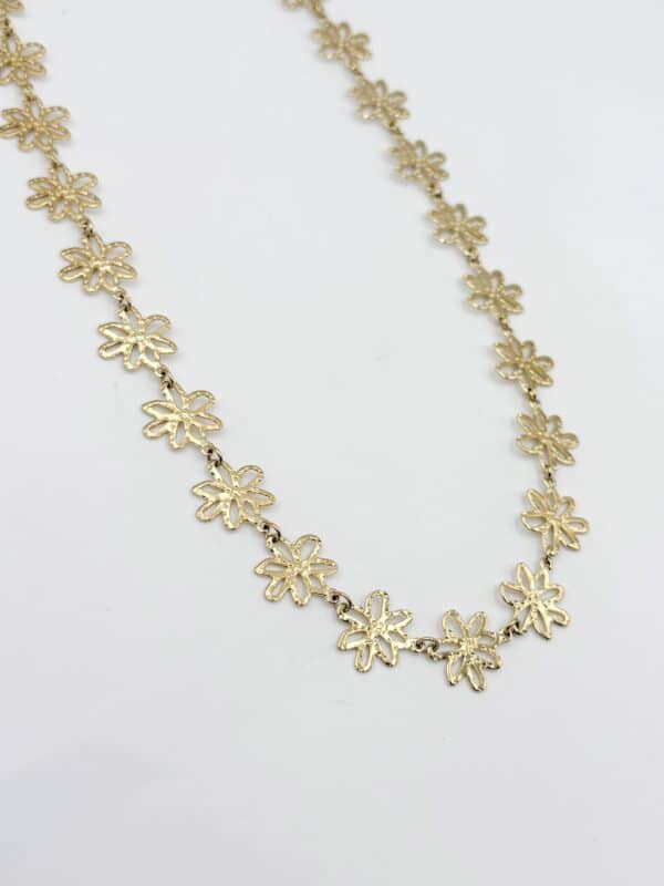 Collier à maillons XXL en acier inoxydable de couleur or et en forme de petites fleurs ajourées