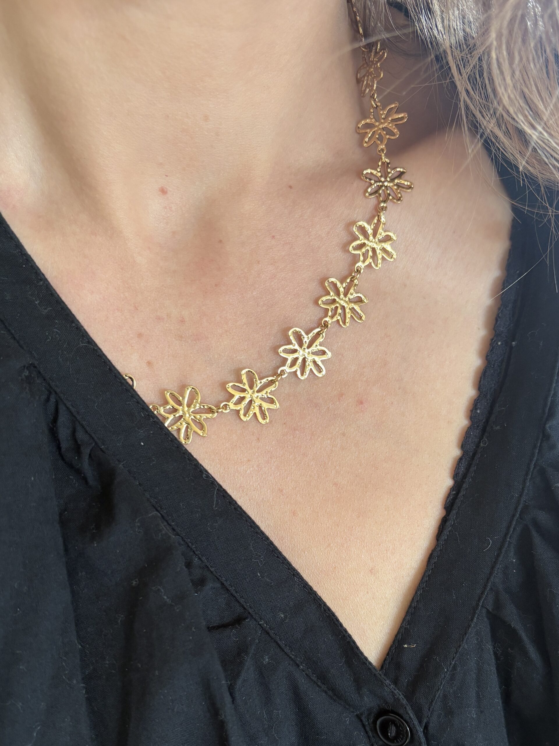 Collier à maillons XXL en acier inoxydable de couleur or et en forme de petites fleurs ajourées