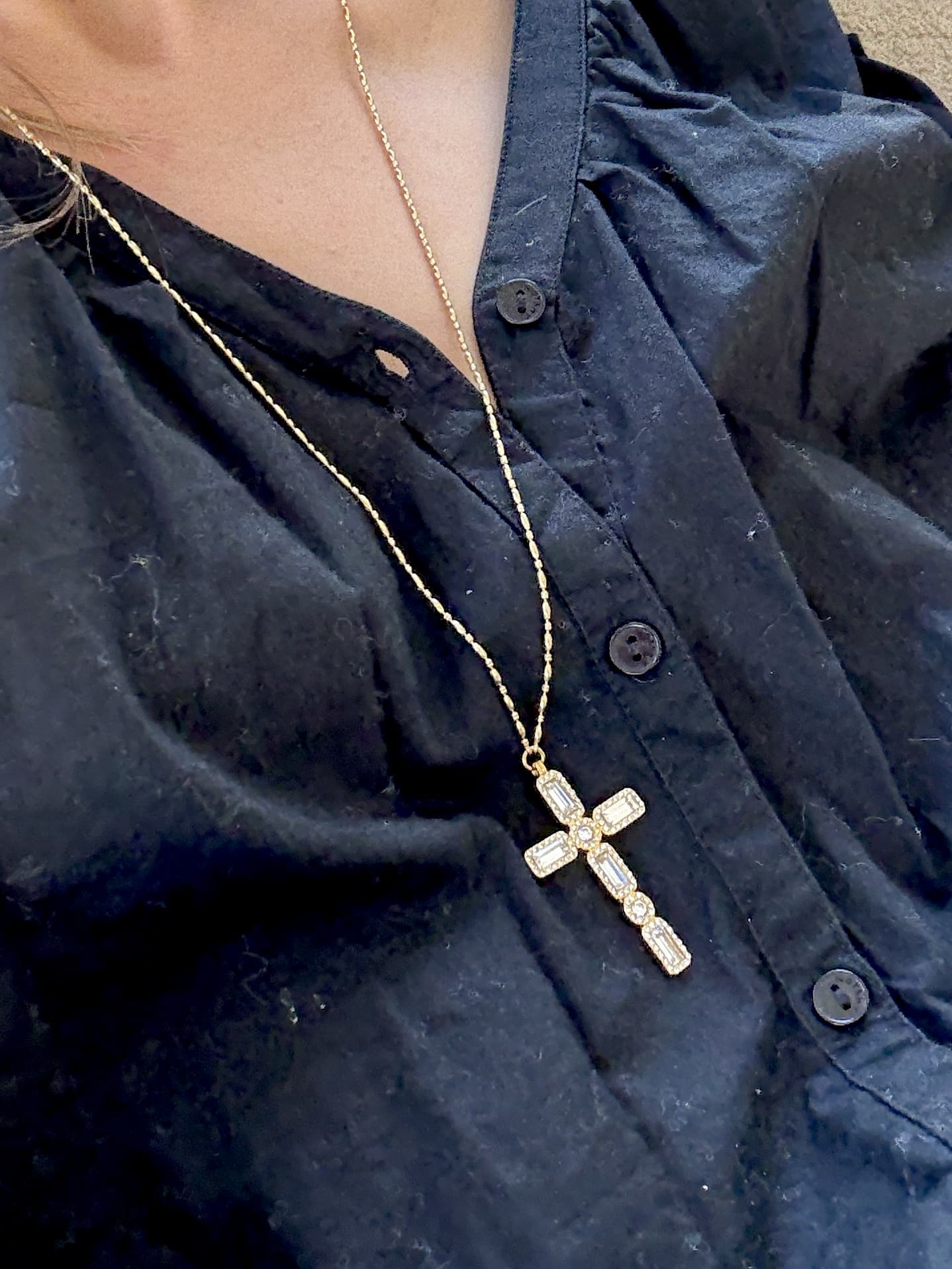 Collier sautoir en acier inoxydable avec magnifique pendentif en forme de croix et serti de strass blancs