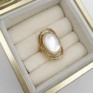 Bague large  fabriquée en acier inoxydable de couleur dorée. Vous trouverez une pierre naturelle de nacre, de couleur BLANCHE