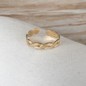 Bague fine composée de deux anneaux entremêlés et torsadés en acier inoxydable de couleur or