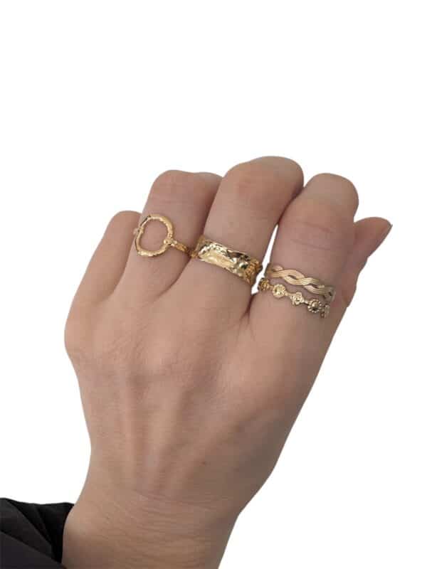 Bague fine composée de deux anneaux entremêlés et torsadés en acier inoxydable de couleur or ACCUMULATION