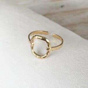 Bague fine composée d'un fin anneau finement travaillé représentant un petit carré ajouré sur son dessus