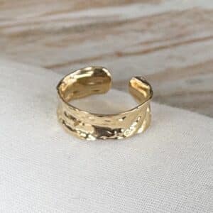 Bague fine composée d'un simple anneau martelé - Bijou en acier inoxydable