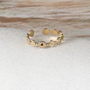 Bague fine composée d'une ribambelle de petites fleurs et soleils - Bijou en acier inoxydable. Bijou en acier inoxydable pour femme