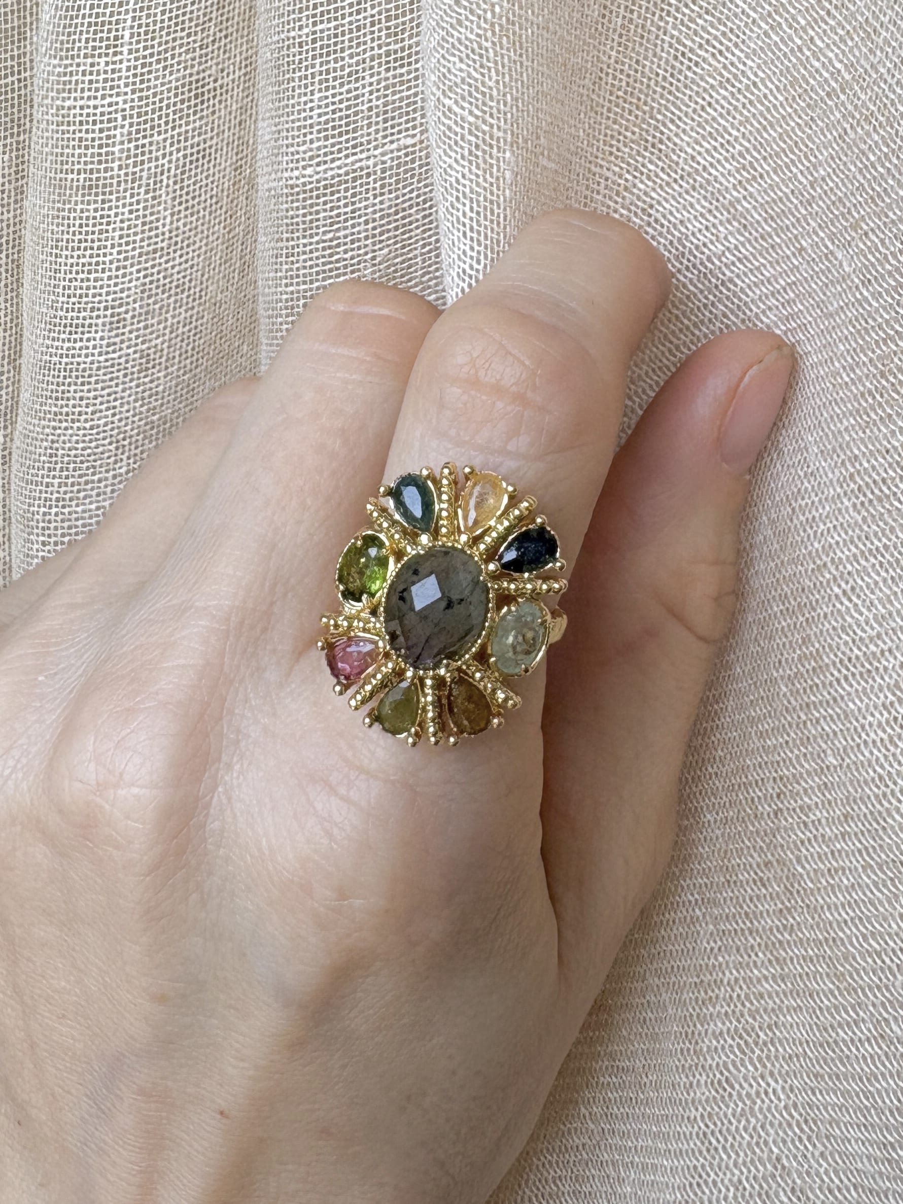 Bague large de chevalière en fleur sertie de pierres naturelles de tourmaline