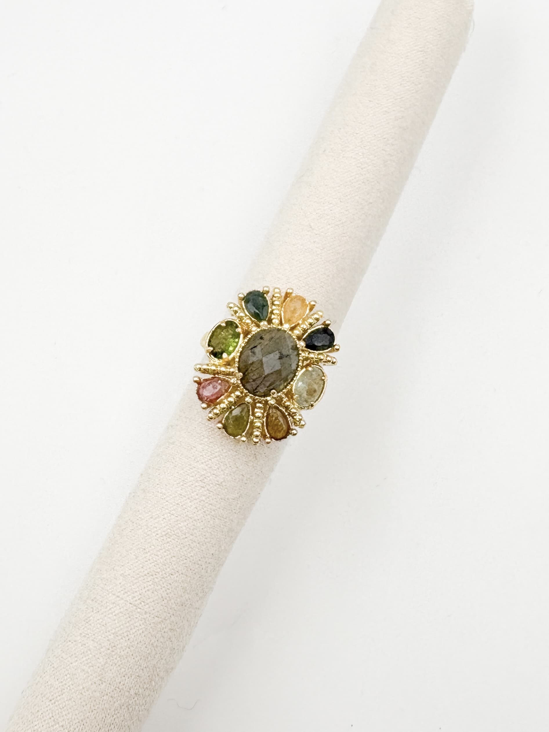 Bague large de chevalière en fleur sertie de pierres naturelles de tourmaline