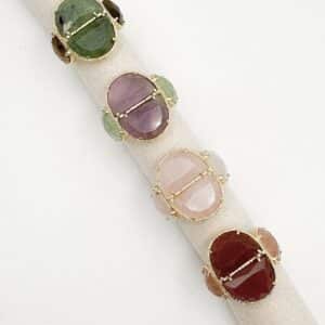 Bague large de type chevalière sertie de magnifiques pierres naturelles travaillées et facettées