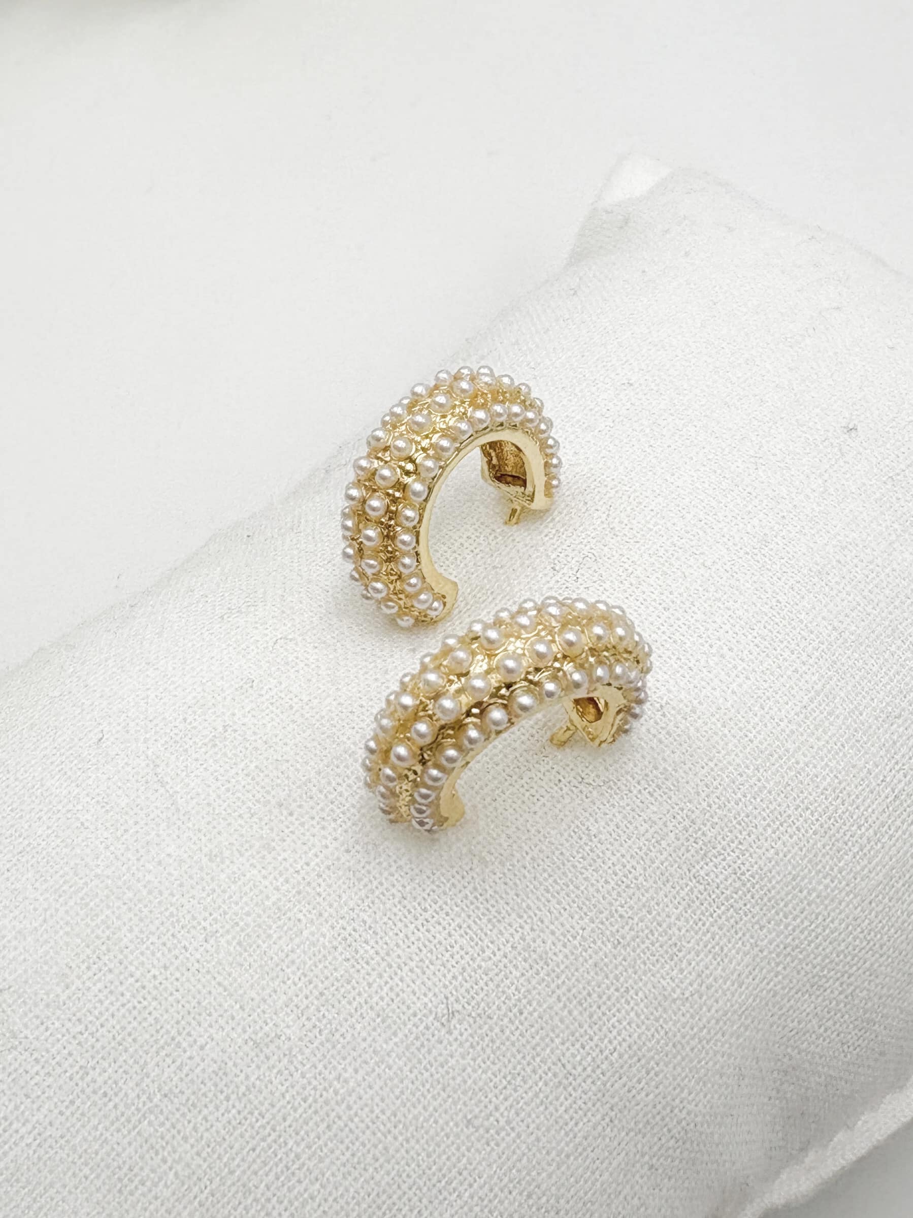 Boucles d'oreilles créoles dorées à l'or fin et serties de mini perles d'eau douces