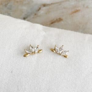 Boucles d'oreilles de types puces d'oreilles en acier inoxydable doré en forme de fleur de lotus serties de petits strass blancs