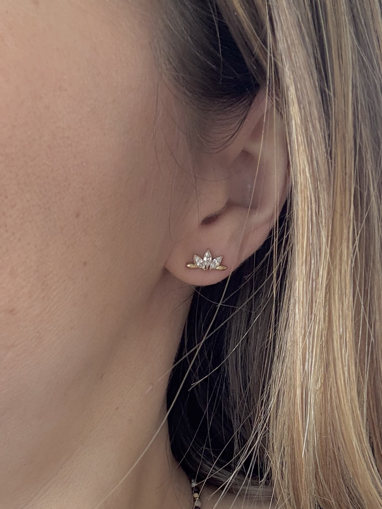 Boucles d'oreilles de types puces d'oreilles en acier inoxydable doré en forme de fleur de lotus serties de petits strass blancs