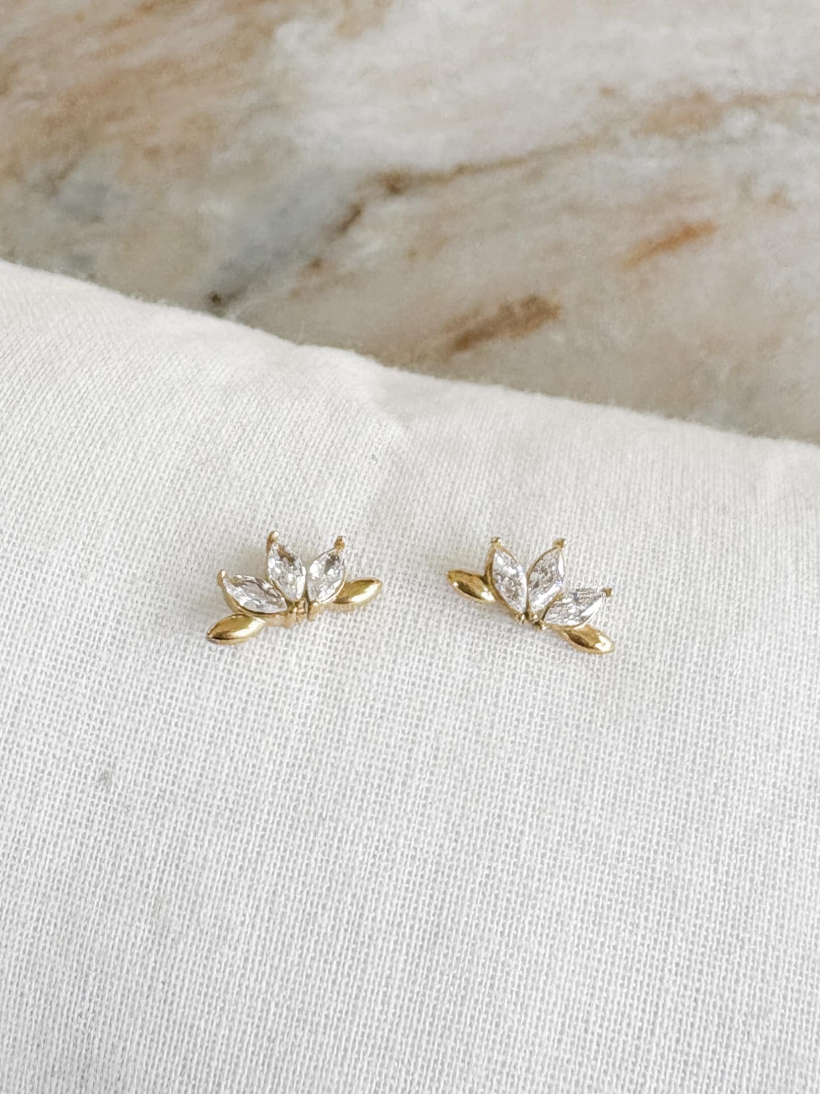 Boucles d'oreilles de types puces d'oreilles en acier inoxydable doré en forme de fleur de lotus serties de petits strass blancs