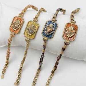 Bracelet EX VOTO composé d'un cordon tréssé et d'un pendentif ex voto émaillé de couleur