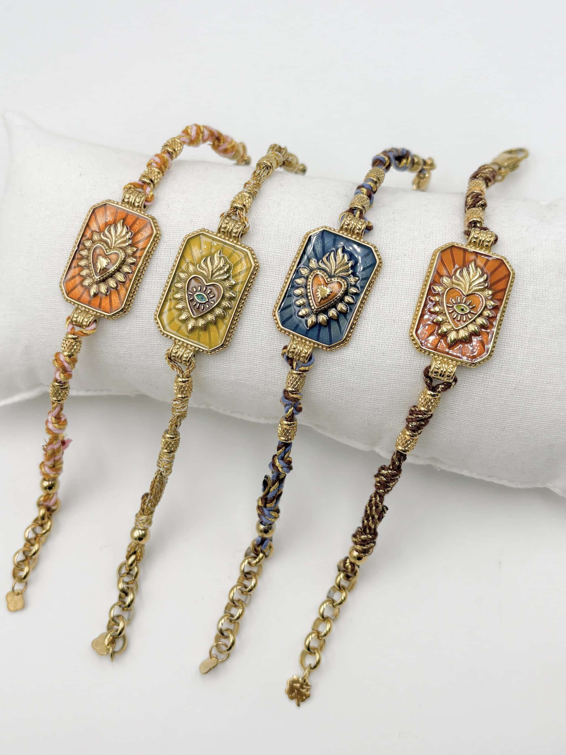 Bracelet EX VOTO composé d'un cordon tréssé et d'un pendentif ex voto émaillé de couleur