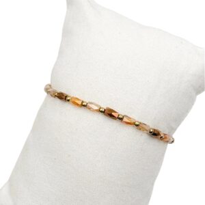 Bracelet monté sur élastique composé de perles de verre tricolore camel et de petites billes en acier inoxydable de couleur dorée