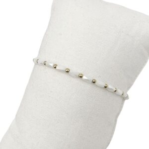 Bracelet monté sur élastique composé de perles de verre de couleur blanc et de petites billes en acier inoxydable de couleur dorée