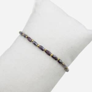 Bracelet monté sur élastique composé de perles de verre de couleur violet et de petites billes en acier inoxydable de couleur dorée