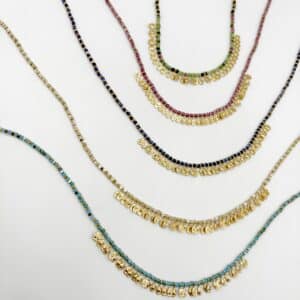 Collier composé de pierres naturelles soigneusement triées et orné de pampilles martelées en acier inoxydable