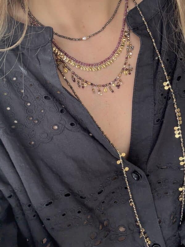 Collier composé de pierres naturelles soigneusement triées et orné de pampilles martelées en acier inoxydable