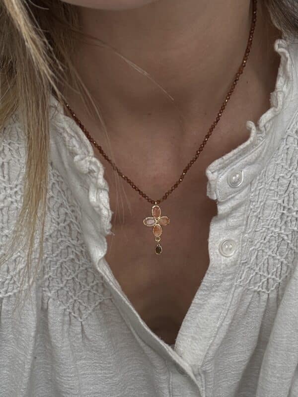 Collier d'exception composé d'une ribambelle de pierres naturelles et pendentif en croix