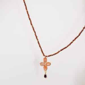 Collier d'exception composé d'une ribambelle de pierres naturelles et pendentif en croix