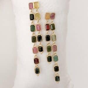 Les pierres naturelles composant ces boucles d'oreilles sont sélectionnées et serties avec le plus grand soin, conférant à ce modèle une qualité d'exception.