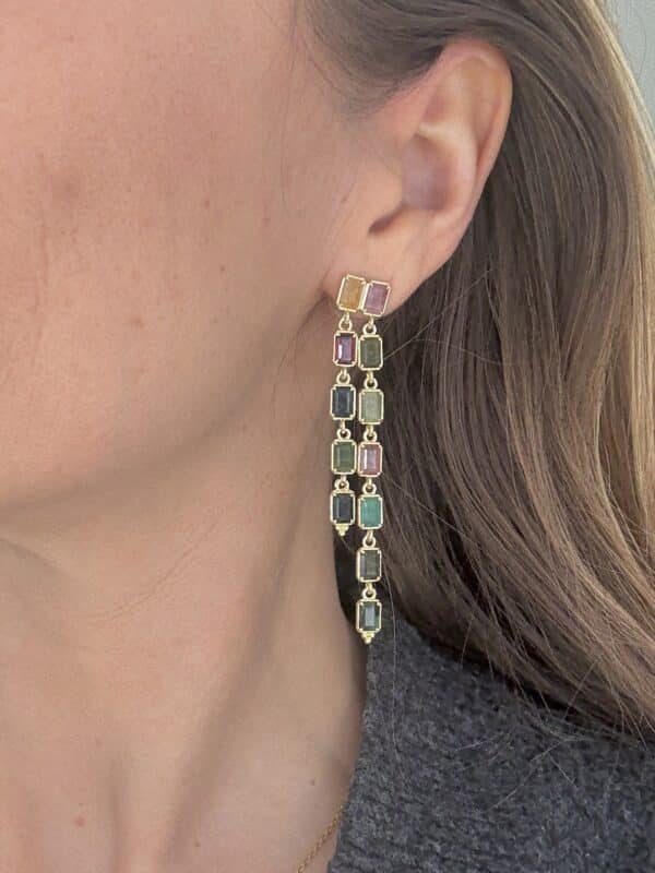 Les pierres naturelles composant ces boucles d'oreilles sont sélectionnées et serties avec le plus grand soin, conférant à ce modèle une qualité d'exception.