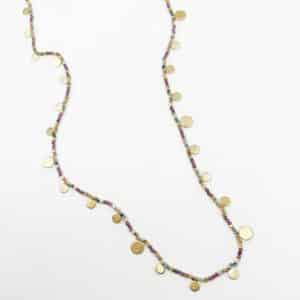 Sautoir composé d'une multitude de pierres naturelles facettées sélectionnées avec soin ainsi que de pampilles martelées en acier inoxydable de couleur dorée