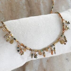 Collier très fin en acier inoxydable doré avec petites pampilles, breloques en acier inoxydable et perles de pierres naturelles – Bijou en acier inoxydable Collier waterproof extrêmement fin et délicat composées de pierres naturelles de nacre et d'oeil du tigre Collier avec pierres naturelles de grande qualité, sélectionnées avec soin Ce bijou se portera aisément seul ou en accumulation pour un look plus travaillé: vous pouvez découvrir notre collection complète de colliers en cliquant juste ici Dimensions: 40 cm au plus court - 45 cm au plus long : chainette de réglage Les petits plus: Ce bijou peut se porter en parure, il existe effectivement le bracelet BOHEME assorti, à découvrir en cliquant ici Ce collier existe dans une multitude de couleurs et de pierres naturelles: découvrez les en suivant ce lien L’acier inoxydable est un matériau résistant, anti allergènique et sans nickel. Il est également waterproof. Vous pouvez donc garder vos bijoux en toutes circonstances