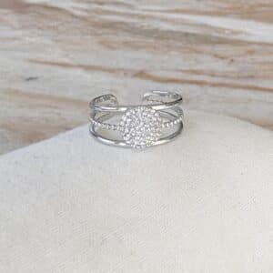 Bague à trois rangs et rond de strass en acier inoxydable doré - Bijou en acier inoxydable Bague en acier inoxydable, dans un style très tendance Ce bijou est composé de trois très fins anneaux ajustables et, en leur centre, d’un petit rond serti d'une multitude de strass blancs Ce bijou est à porter seul ou en accumulation à d’autres petites bagues pour un look plus mode et tendance: on adore ce bijou à la fois rock et raffiné Cette bague à la particularité d’être réglable, ajustable. Vous pouvez donc l’adapter à la largeur de votre doigt, finies les prises de tête quant à votre taille Taille unique – Bague réglable – Bague ajustable Cette bague de qualité est un parfait cadeau d’anniversaire, cadeau de fête des mères ou un cadeau à se faire à soi-même Les petits bijoux sont l’accessoire idéal pour ajouter une petite touche de votre personnalité à votre style. A porter selon votre humeur et selon votre envie du moment. Nos bague existent en acier inoxydable or ou argent Notre site internet La Boutique de Cha dispose d’une centaine de petites bagues: n’hésitez pas à porter ce bijou en accumulation à d’autres pépites en ligne sur notre site internet pour une accessorisation optimale de votre look Le petit plus: Nos bijoux sont livrés dans des packagings adaptés au transport. Soit dans une petite boite, soit dans un petit pochon de velours en fonction de leur fragilité L’acier inoxydable est un matériau très interessant. Il ne perd pas sa couleur, ne noircit pas, ne rouille pas au contact de l’eau. Il ne laisse pas de trace noire sur le doigt. De plus, l’acier inoxydable est anti allergène et sans nickel. Il est le meilleur moyen de fabriquer des bijou de qualité, qui résistent au temps, à tout petits prix
